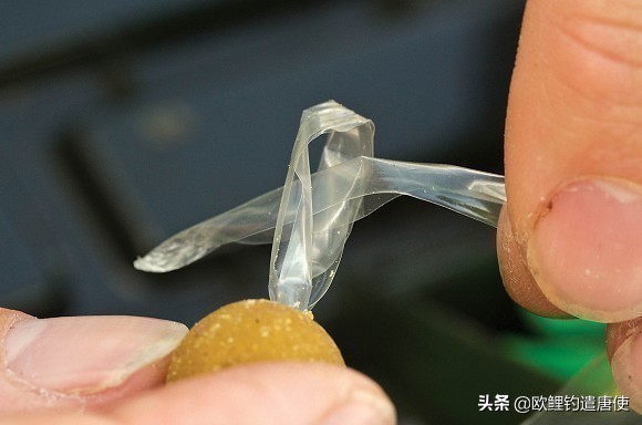 外国人钓鱼打窝技巧,老外用超大饵钓鱼