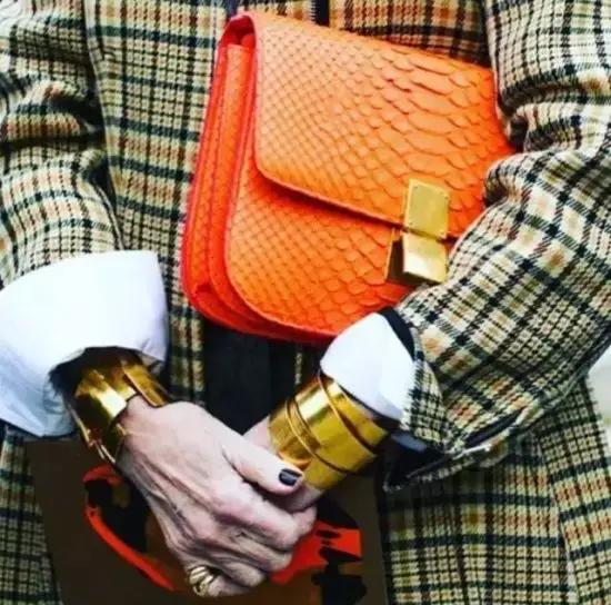 celine豆腐包保值吗,celine豆腐包每年有什么颜色