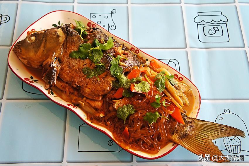 炖鱼后如何处理鱼肉不腥,过年炖鱼时放一点它鱼肉鲜嫩不腥