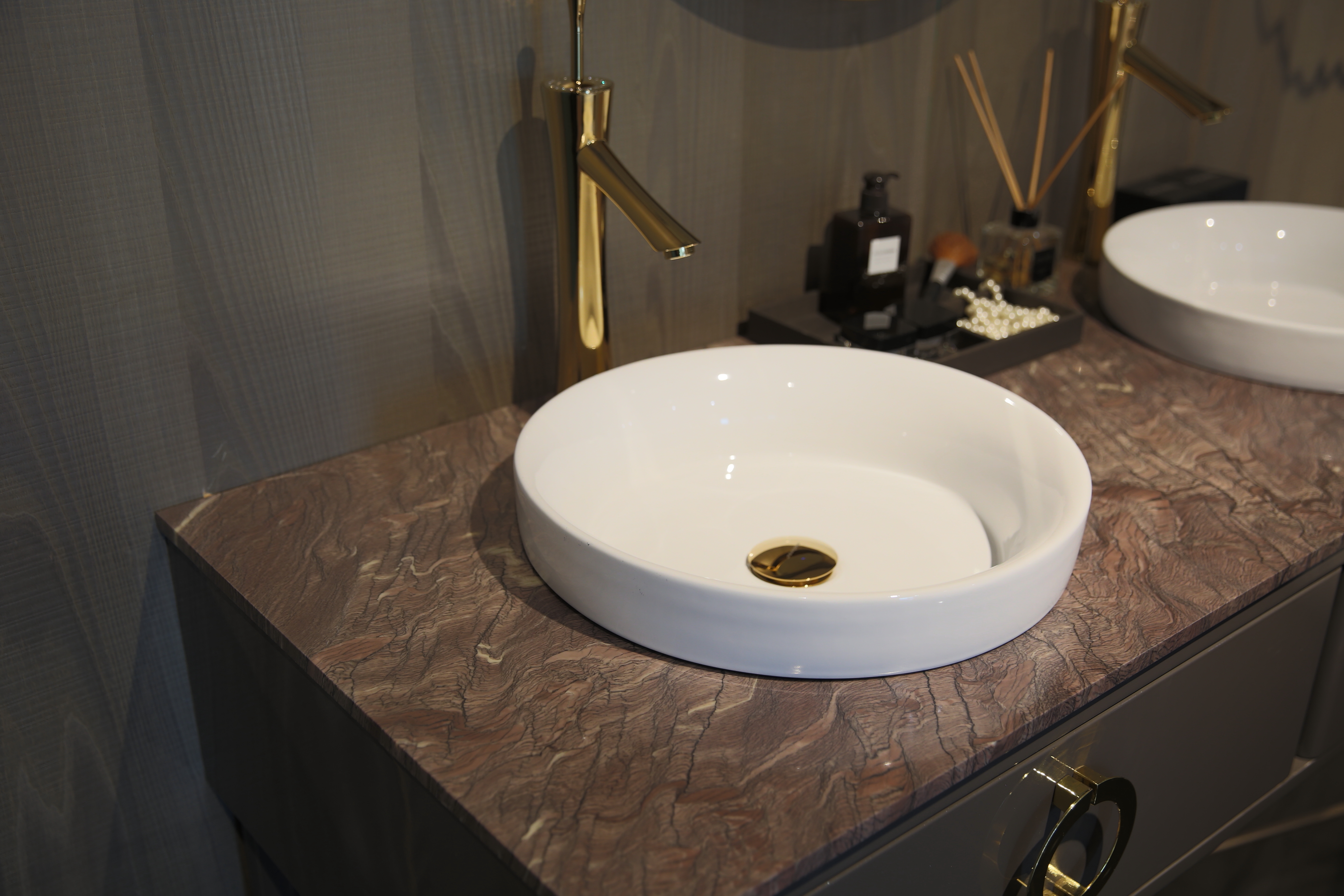 苍穹之下为信仰而出发举手投足见贵族的优雅