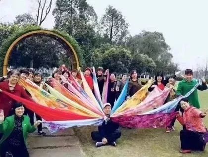 中国大妈拍照十大姿势抖音,中国大妈丝巾拍照姿势