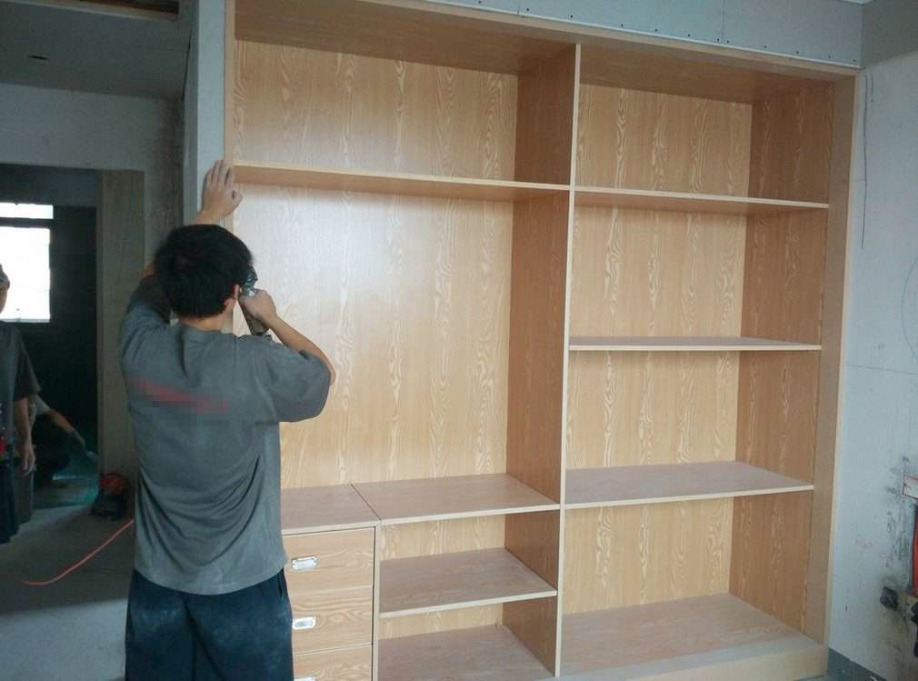 生态板是用红色胶粘的吗,生态板里边的木方是用胶粘的吗