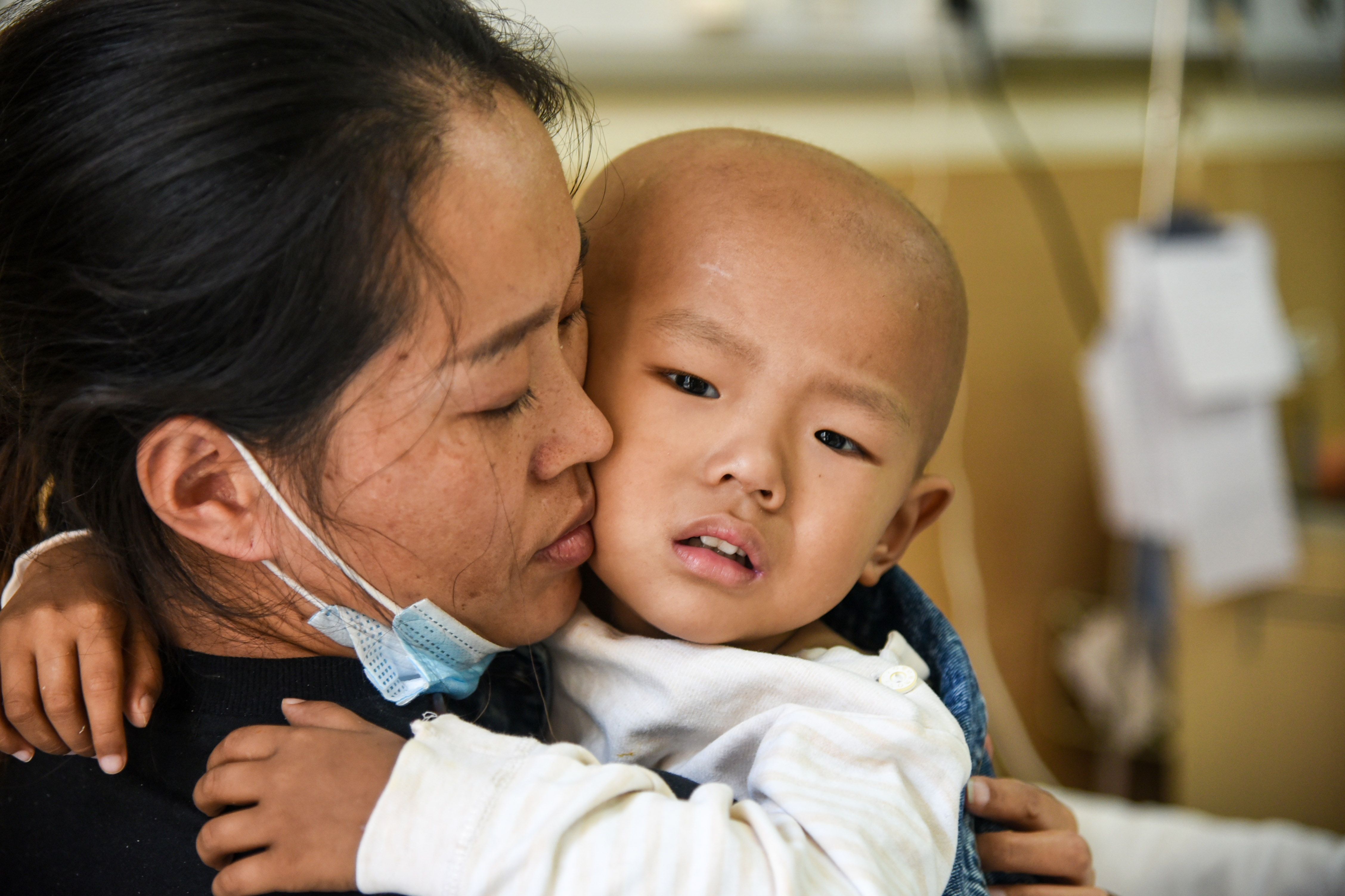 两岁男孩靠止疼药度日，如今四肢发黑痛哭到午夜，父亲为此熬白头
