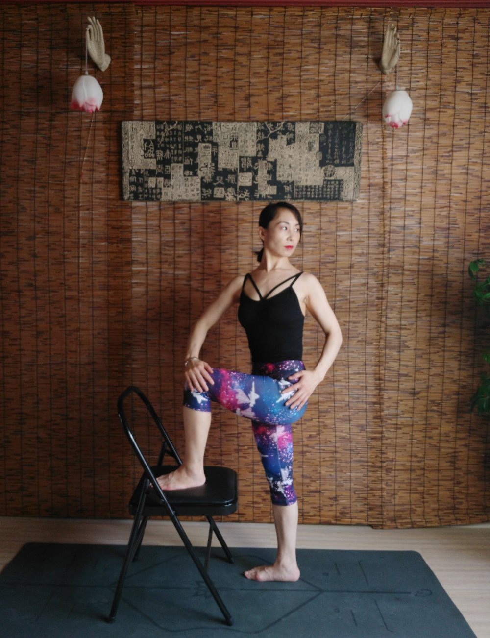 办公室放松肩颈的瑜伽动作,办公室瑜伽体式推荐