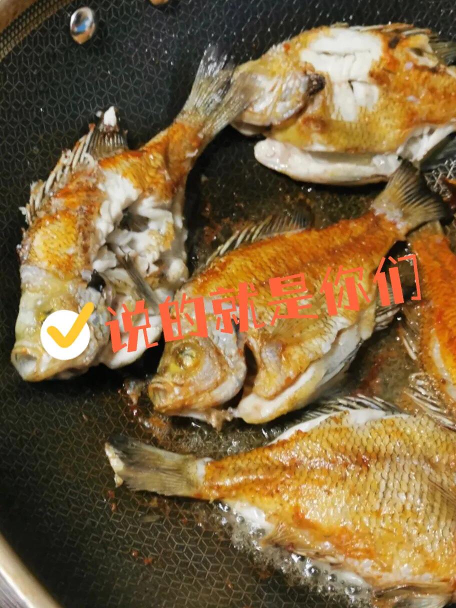 煎鱼一下锅就糊什么原因,煎鱼的时候鱼皮破了