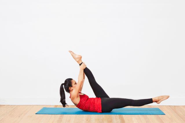 瑜伽瘦肚子最有效的动作,瘦肚子丰胸最快的动作床上瑜伽