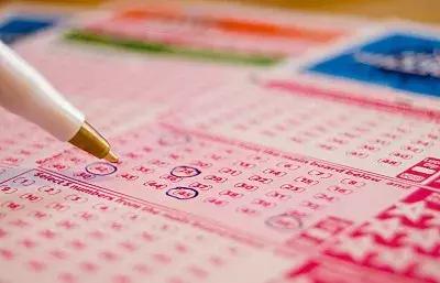 足浴店里代购*合六**彩？一包现金神奇变成了……