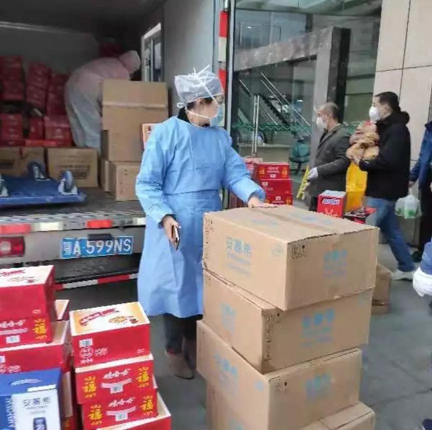 武汉快递小哥送药,武汉送新冠病人快递小哥