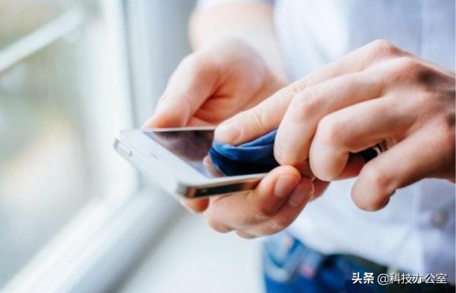 手机屏幕脏了怎么擦才能擦干净,手机屏幕脏了用什么擦才能干净