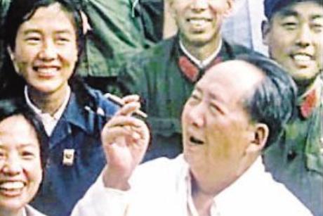毛主席和群众一起抽旱烟，压力大时一天50根，革命胜利后戒掉没？