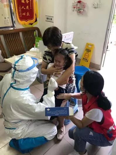 疫情防控党旗在基层高高飘扬,党旗在防疫阻击战中高高飘扬