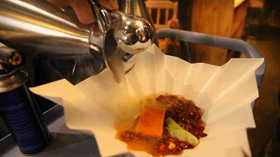 中国人又对火锅下手:火锅奶茶、火锅蛋糕,而老外吃的火锅更奇怪