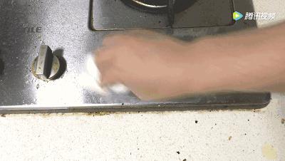 油烟机上油污特重怎么处理,怎样使用白酒精清洗油烟机