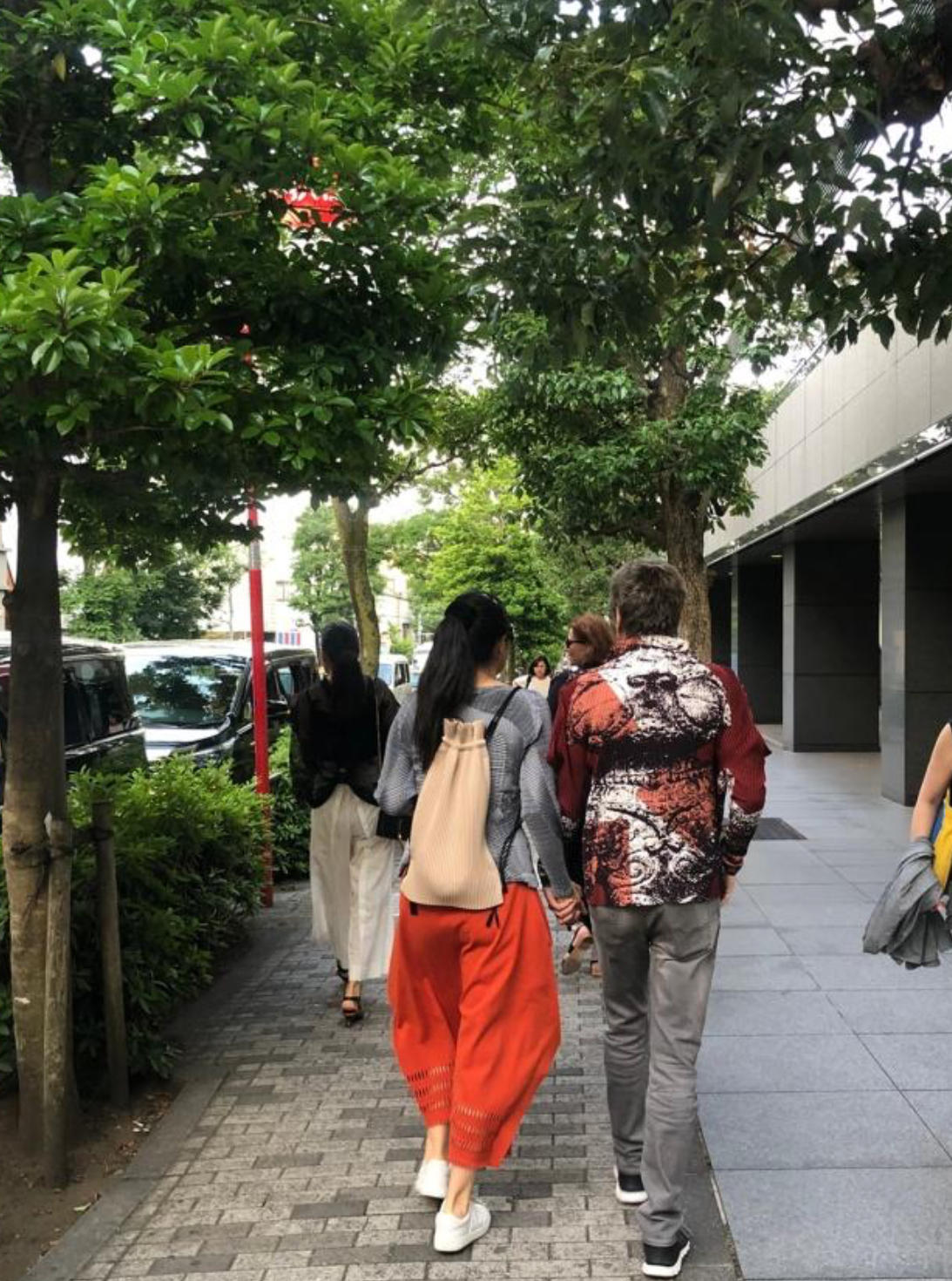 53岁巩俐牵手男友高调秀恩爱,巩俐跟丈夫牵手走红毯好甜蜜