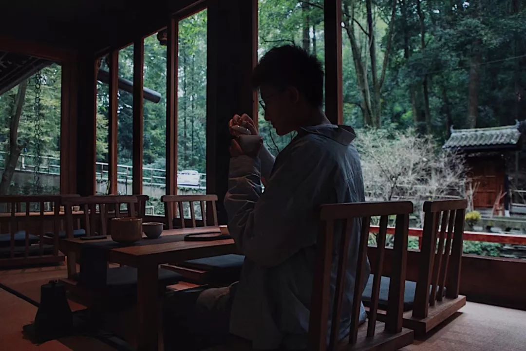 一家开在闹市里的茶馆,一家开在寺庙内的咖啡店