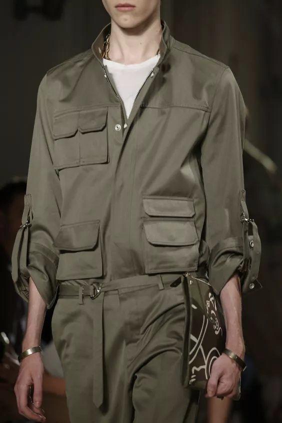 易烊千玺最新机场小脚裤,易烊千玺是不是最喜欢穿小脚裤