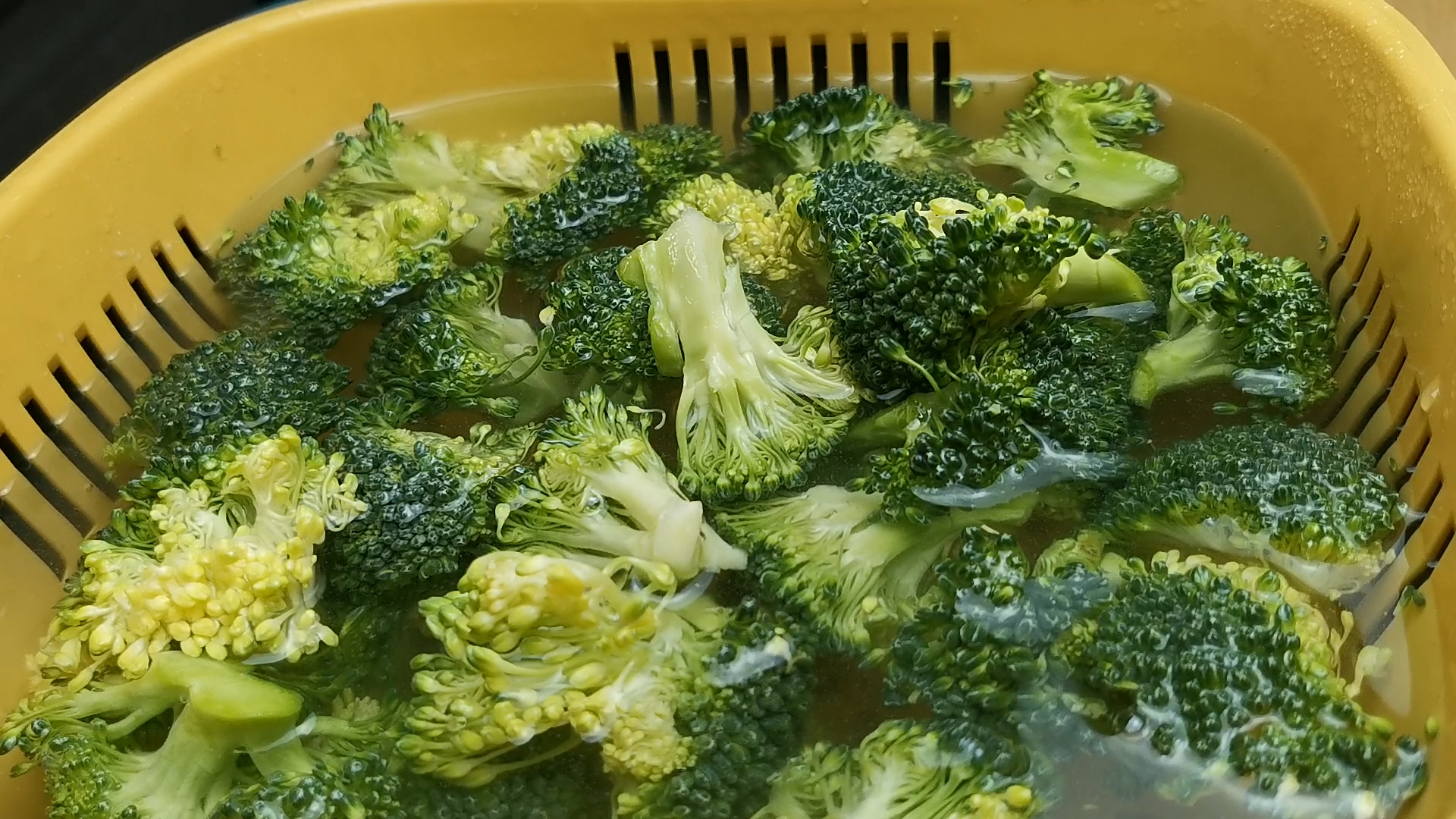 炒西兰花焯水的正确方法,西兰花可以不焯水直接炒吗