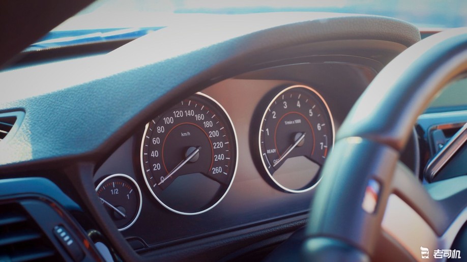 三十多万的428敞篷,当你打开敞篷的那刻,你拥有着她和蓝天