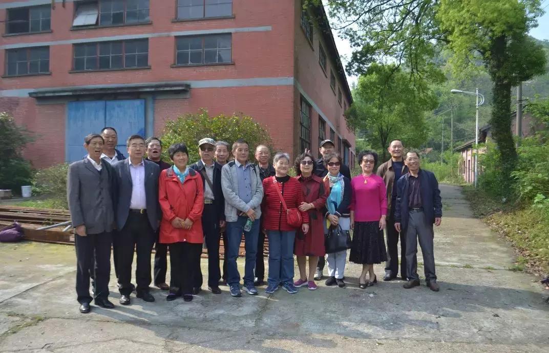 老知青50年后再聚首感叹今昔巨变,五十年后再聚首白发知青永恒情谊