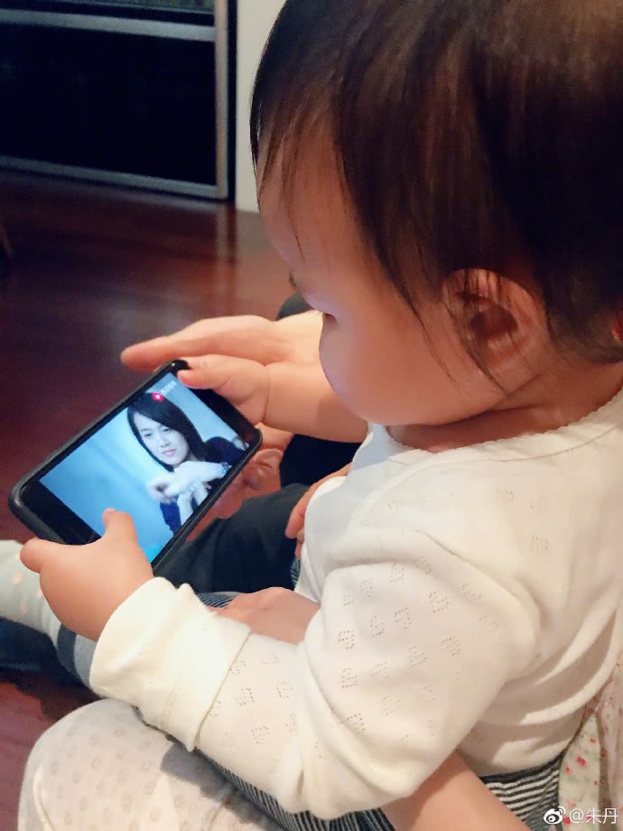 朱丹邀请准妈妈和新妈妈互动,教育孩子要“多陪伴少干预”