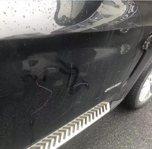 心态炸了!被奔驰宝马夹住3小时后,姑娘愤而在俩车上划了十几个字母