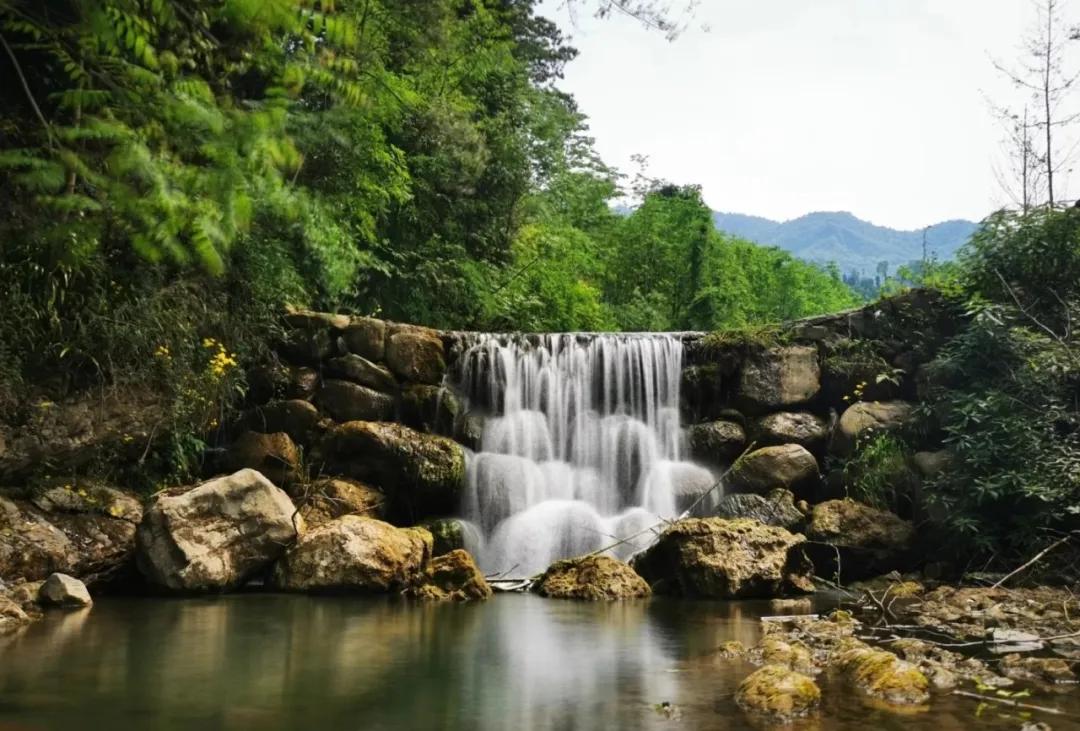 成都周边凉快又可以耍水的地方,成都周边哪有耍水的地方