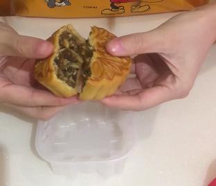 月饼大圆饼测评,四大名牌月饼大比拼