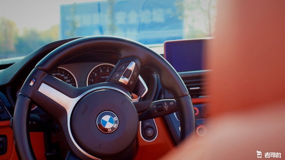 三十多万的428敞篷,当你打开敞篷的那刻,你拥有着她和蓝天