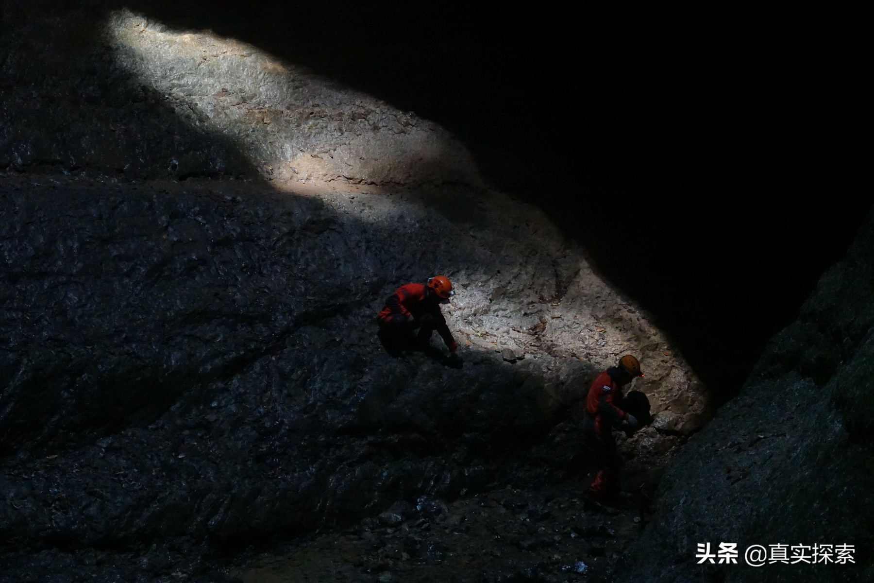 探索湖北五峰虎眼天坑,湖北天坑未解之谜