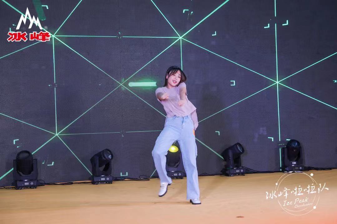 冰峰啦啦队助力十四运,冰峰汽水赞助球队