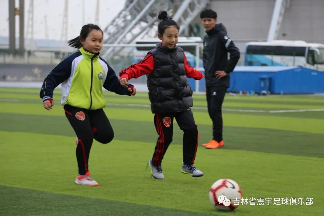 绿茵驰骋的快乐与成长——震宇女足小球员专访