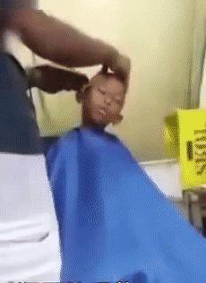 雨天开车后车镜有水咋办,开车雨刷坏了怎么处理