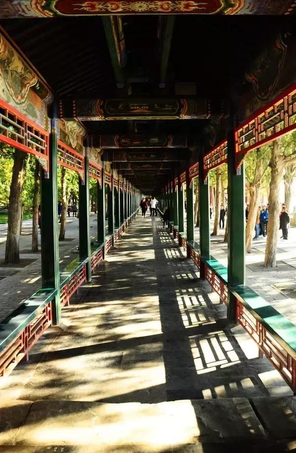 中国园林的诗情画意之美,虽由人作宛自天开的造园理念