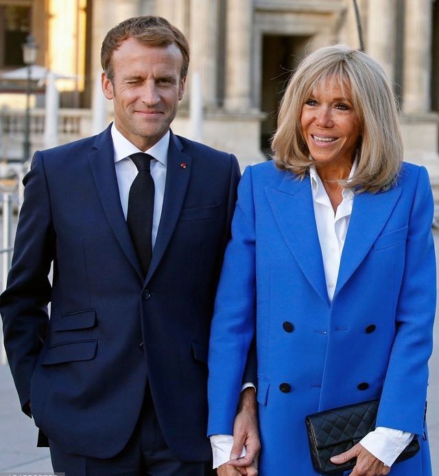 马克龙真暖心,帮布丽吉特整理领口怕走光,真爱程度不亚于查尔斯