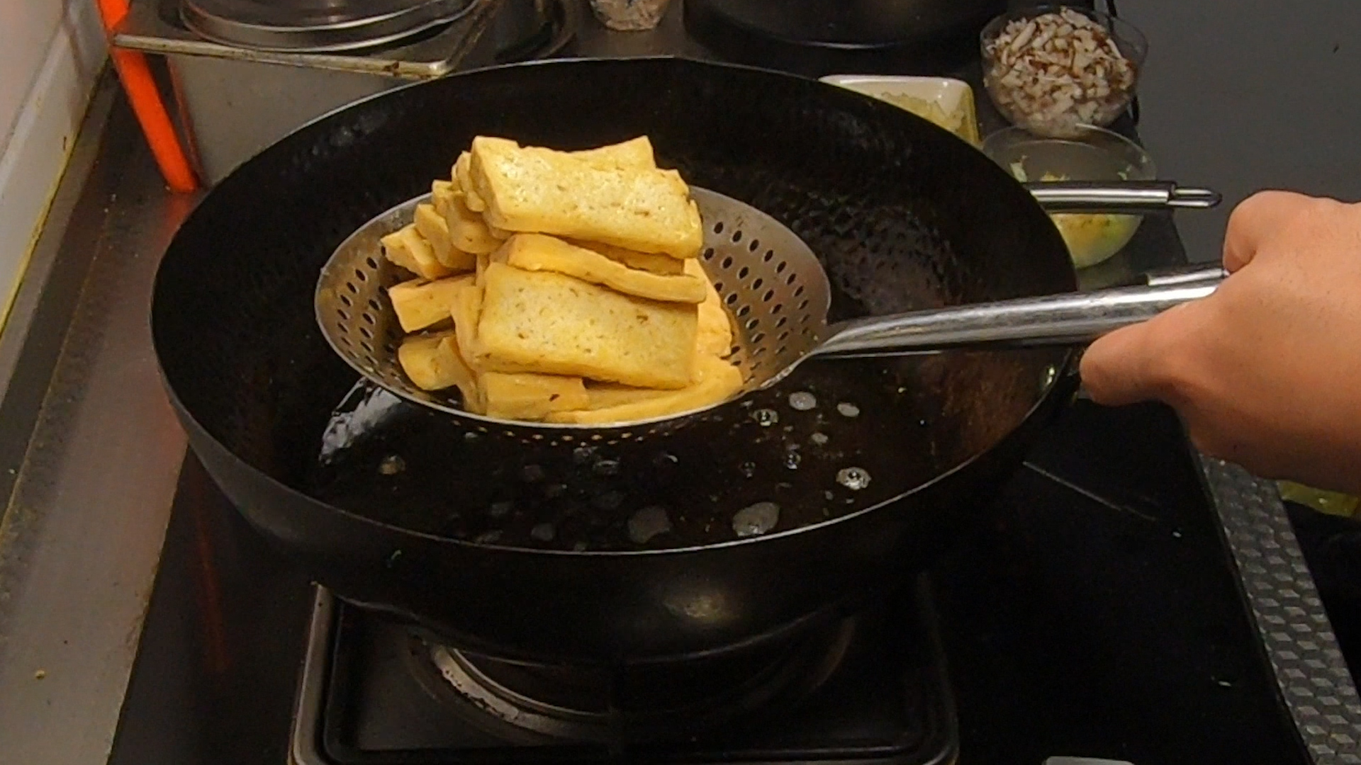 街边浇汁豆腐摆摊做法,浇汁豆腐夜市摆摊赚钱吗