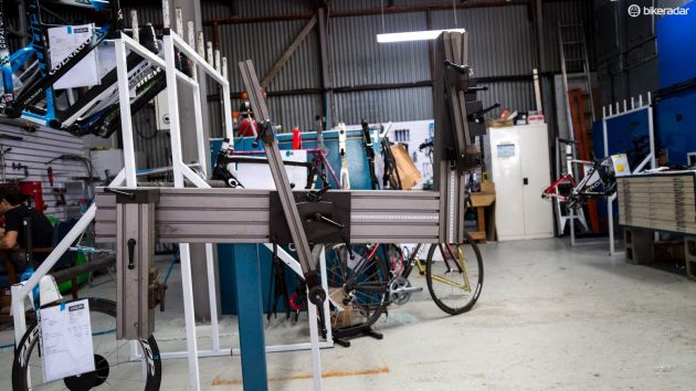 碳纤维自行车车身修复视频教程,碳纤维自行车针孔如何修复