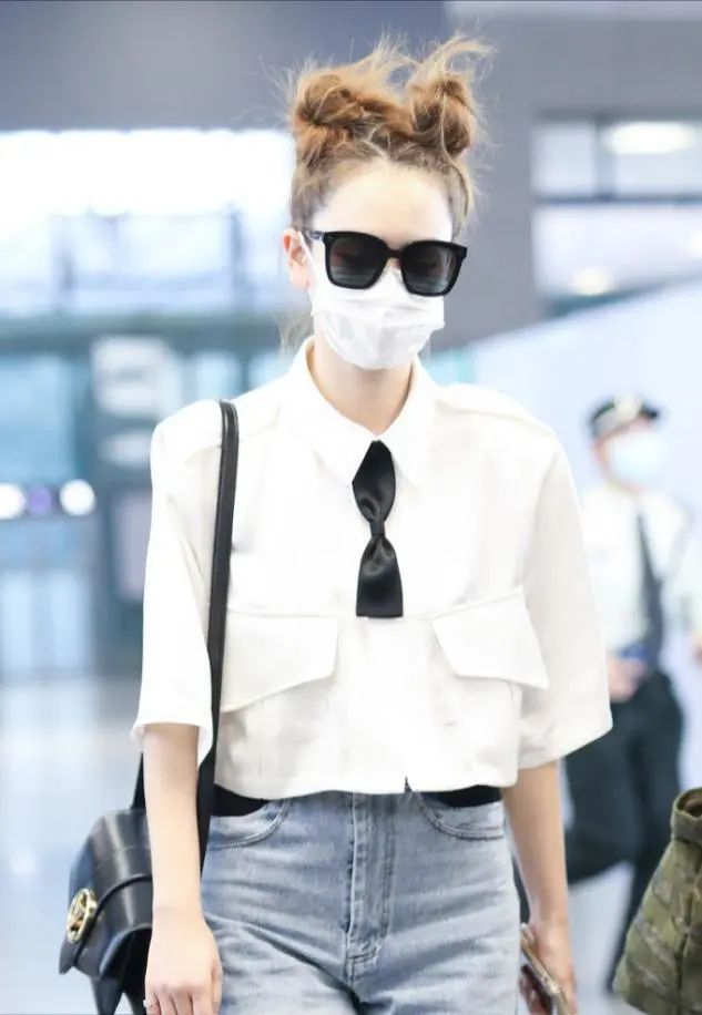 戚薇太个性，嫌领带太长直接剪一半，双丸子头炸毛了