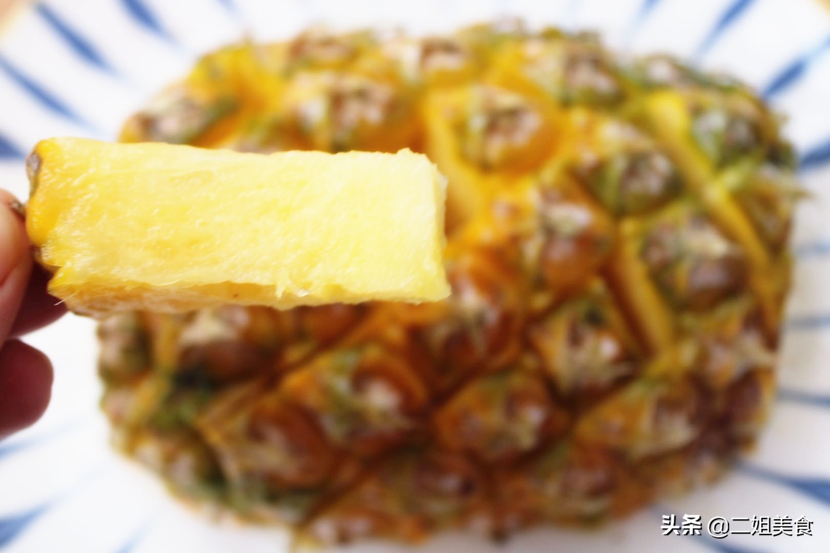 不用削皮怎么切菠萝,原来切菠萝这么简单不挖眼不削皮