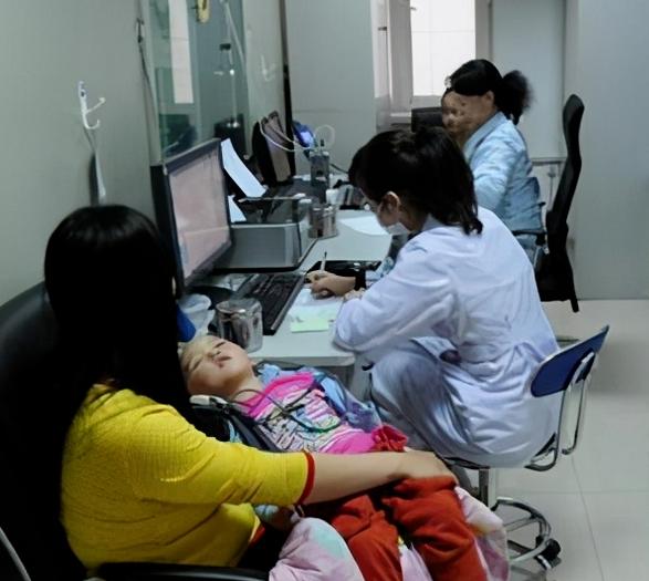 小孩发高烧家长插队如何沟通,小孩高热抽搐医院急诊处理