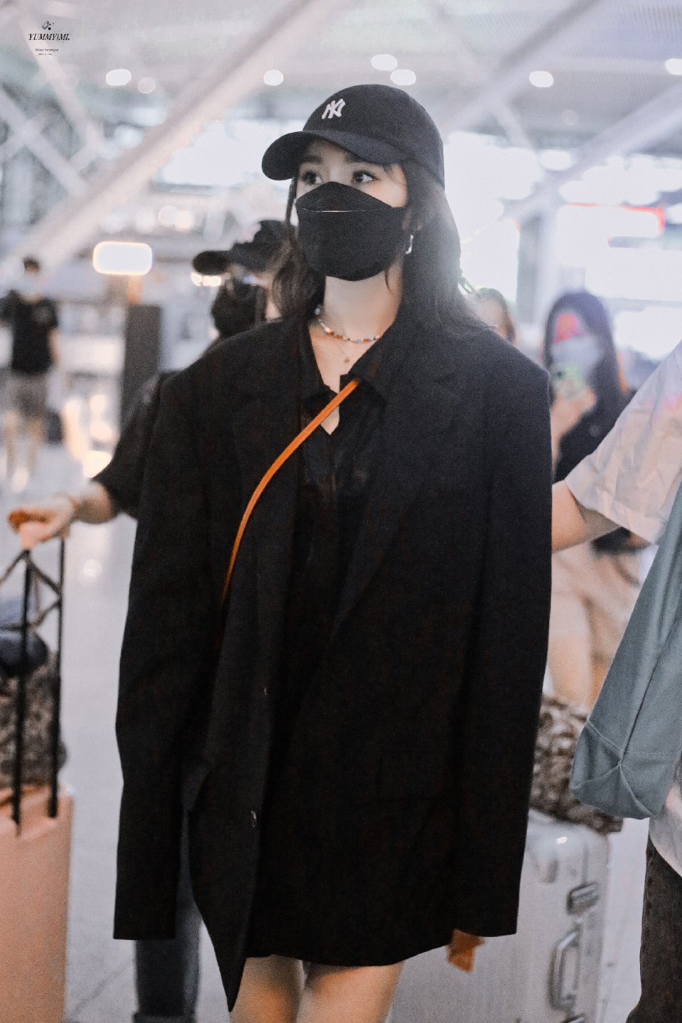 杨幂蓝色三道杠拉链外套穿搭,杨幂戴卡其色棒球帽机场街拍