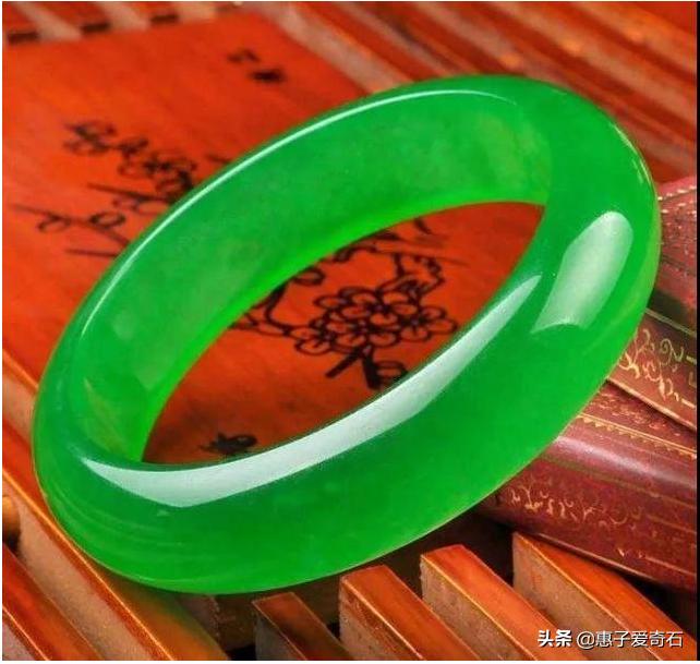 假翡翠是用什么石头做的,假的翡翠是用什么做的