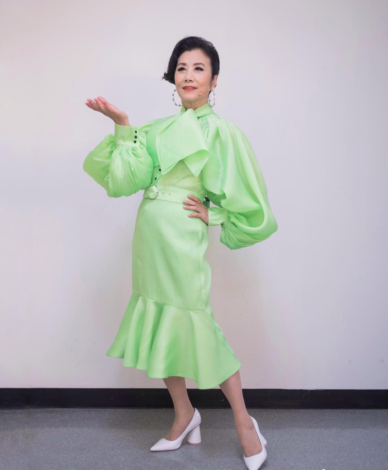 汪明荃减龄穿搭,汪明荃穿的最新裙