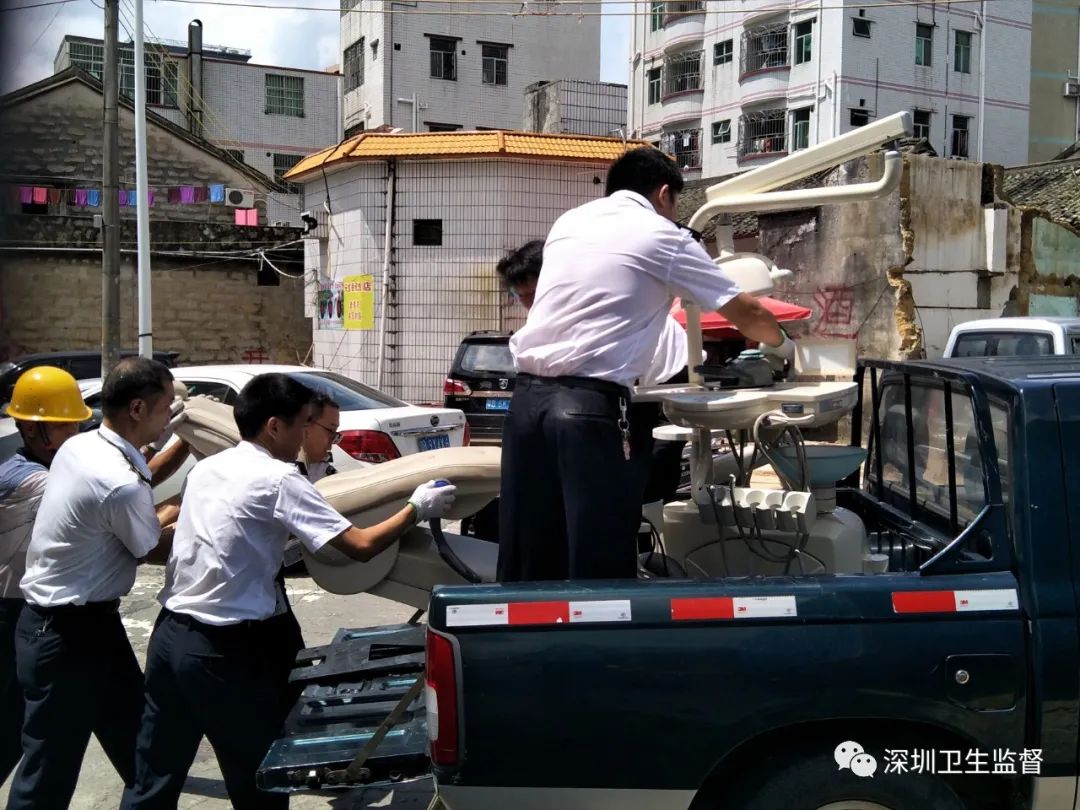 碰瓷不成反被暴打,男子碰瓷不成竟持刀威胁司机