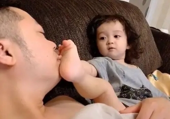 嫌弃爸爸臭脚的宝宝,宝宝脾气暴躁爸爸不甘示弱