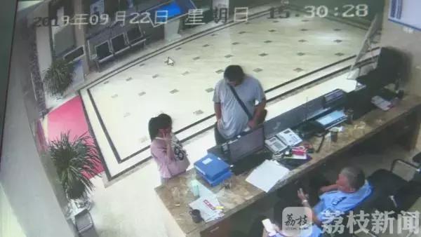 新*局骗**!快递公司告诉你包裹没了?女子险被骗13万