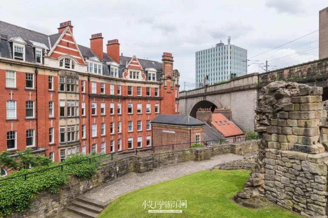 纽卡斯尔,店主为我弹奏了一把十万元的吉他