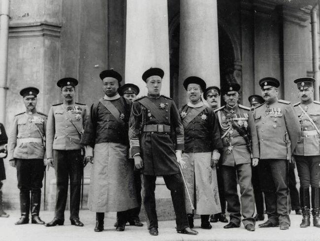 清朝灭亡后,王爷落魄成小贩,毛主席亲批:必须重用