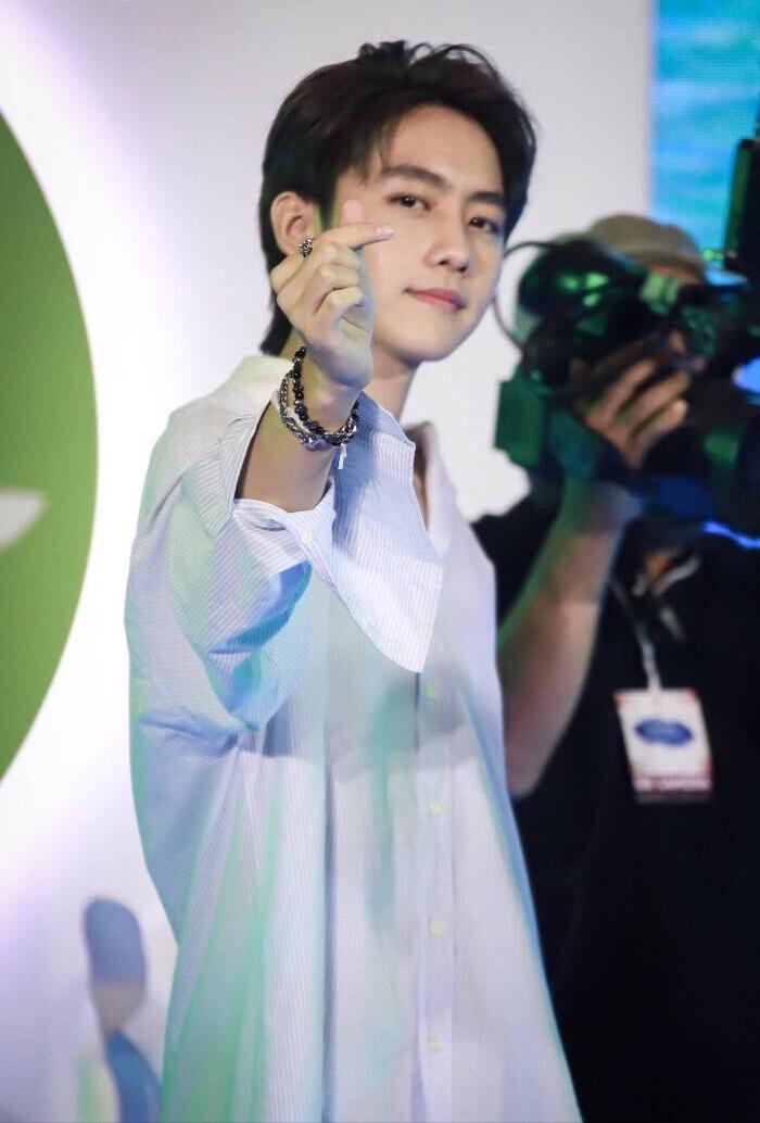 他泰让人一眼万年的外观:妞的鼻尖痣泡芙的笑眼文总的手