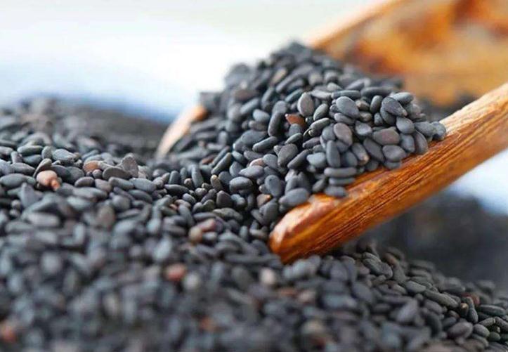 母乳挤出来是绿色可以喂奶吗,哺乳期的母乳正常是什么颜色