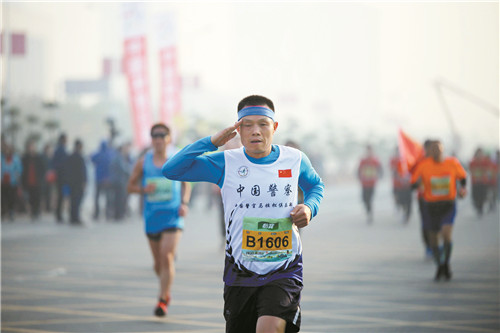 信阳马拉松赛鸣枪开跑图,韵动中国现场